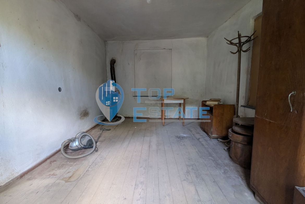 Двуетажна тухлена къща с голям двор в село Поликраище, област Велико Търново - 0