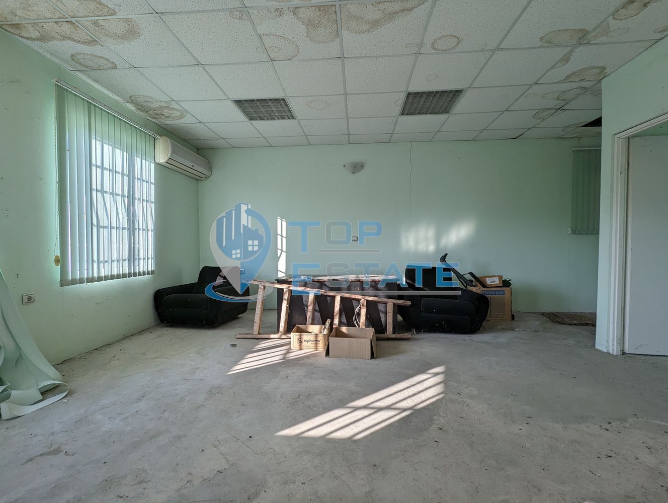 Търговска сграда в центъра на село Самоводене - 0