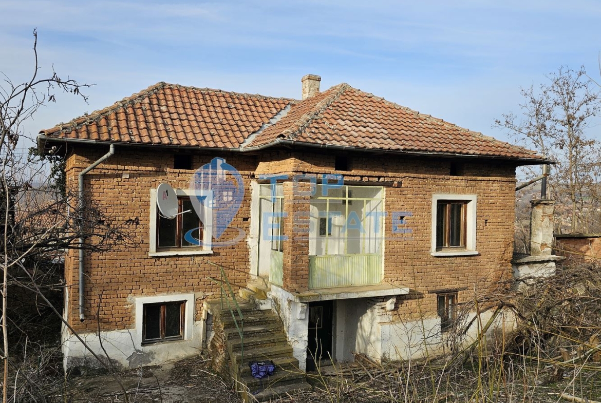 Двуетажна тухлена къща с голям двор в село Козловец, община Свищов - 0