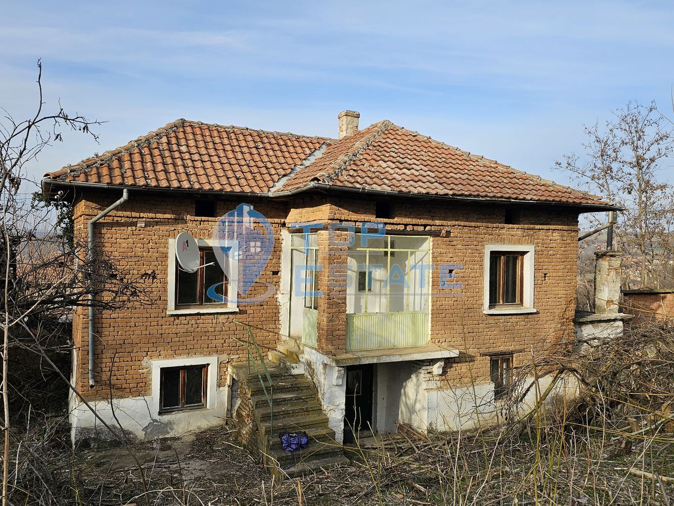 Двуетажна тухлена къща с голям двор в село Козловец, община Свищов - 0