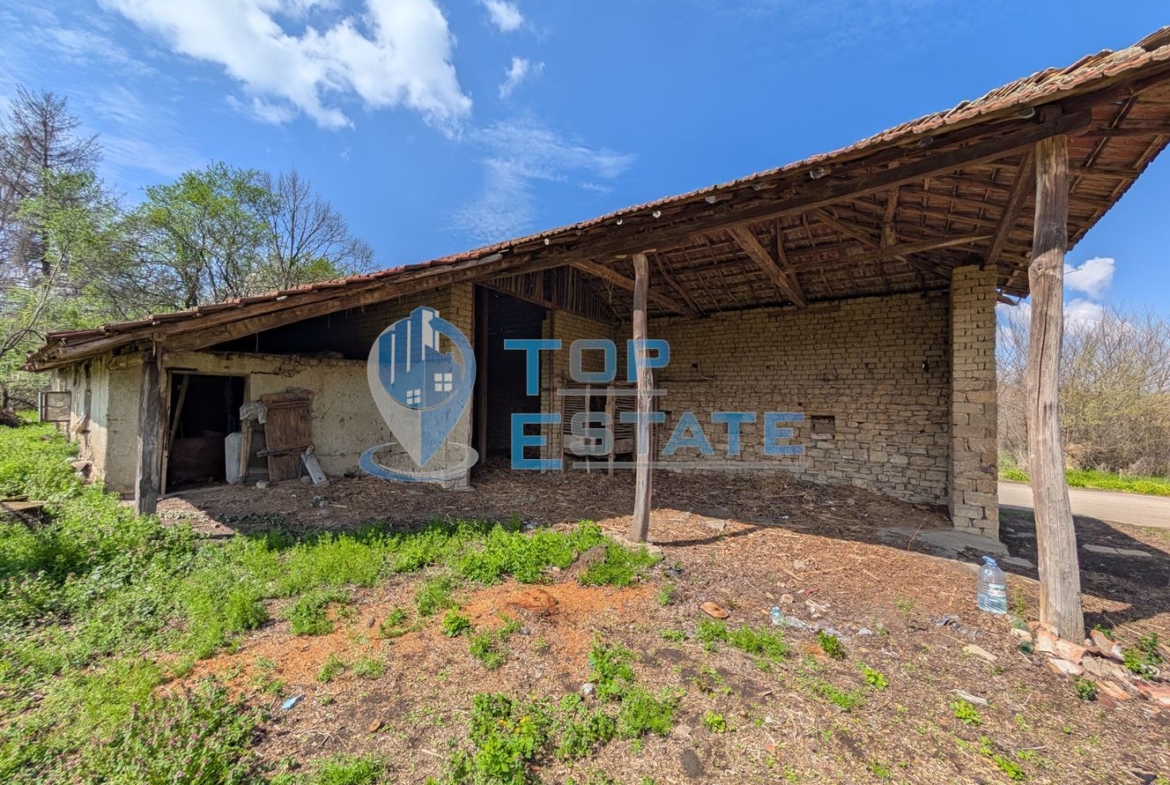 Двуетажна къща с голям двор и кладенец в село Иванча - 0