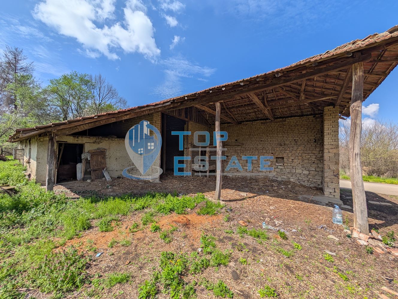 Двуетажна къща с голям двор и кладенец в село Иванча - 0