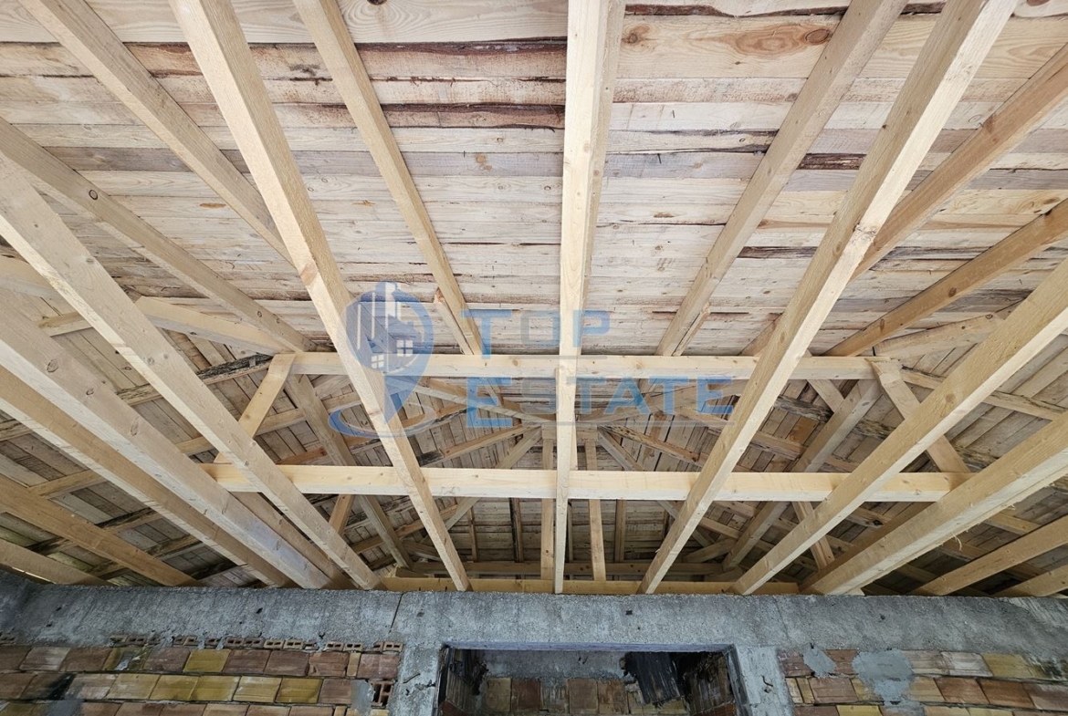 Голям панорамен парцел с къща на груб строеж със завършен покрив в село Славейково, област Габрово - 0