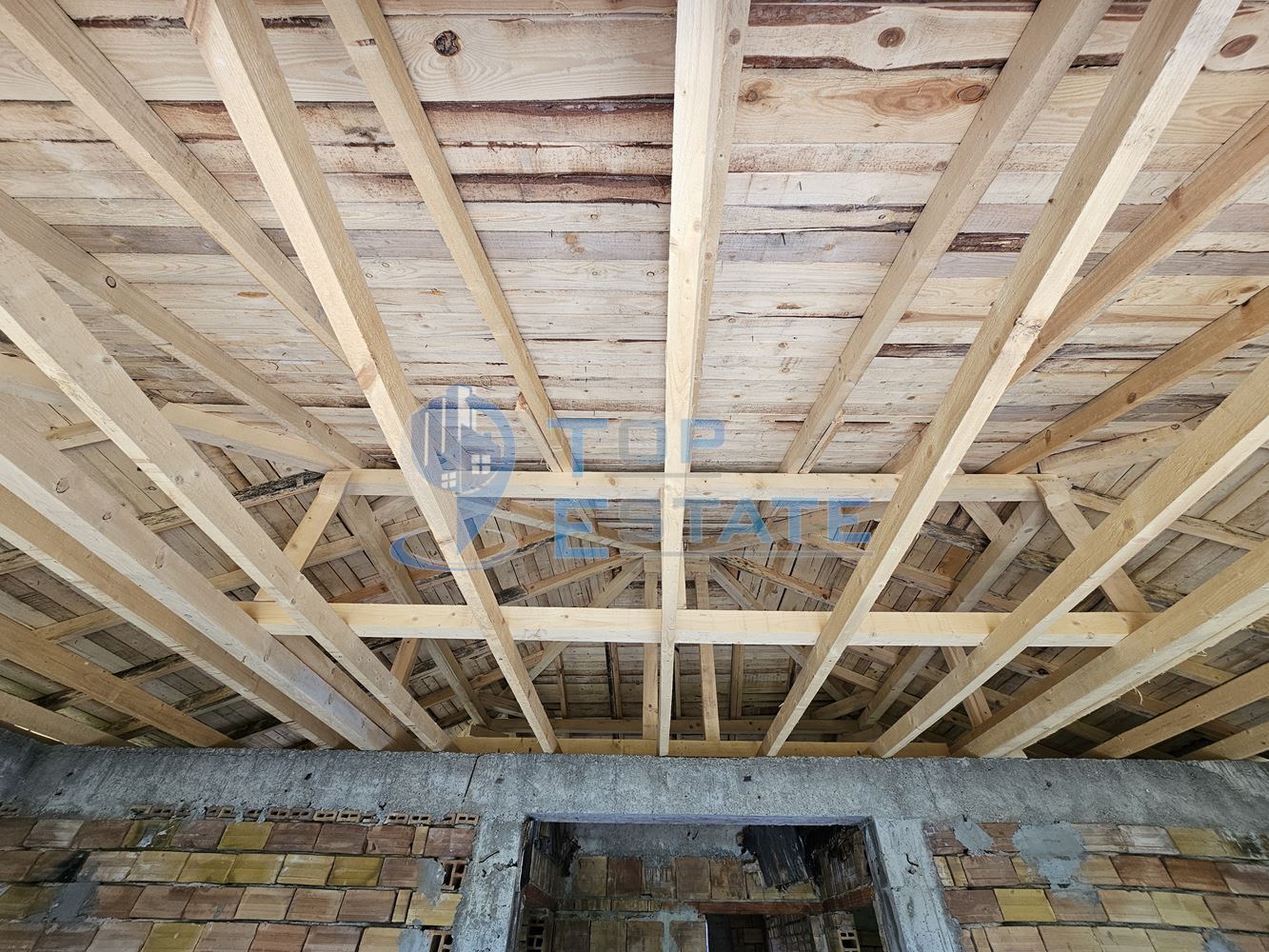 Голям панорамен парцел с къща на груб строеж със завършен покрив в село Славейково, област Габрово-0 Голям панорамен парцел с къща на груб строеж със завършен покрив в село Славейково, област Габрово - 0