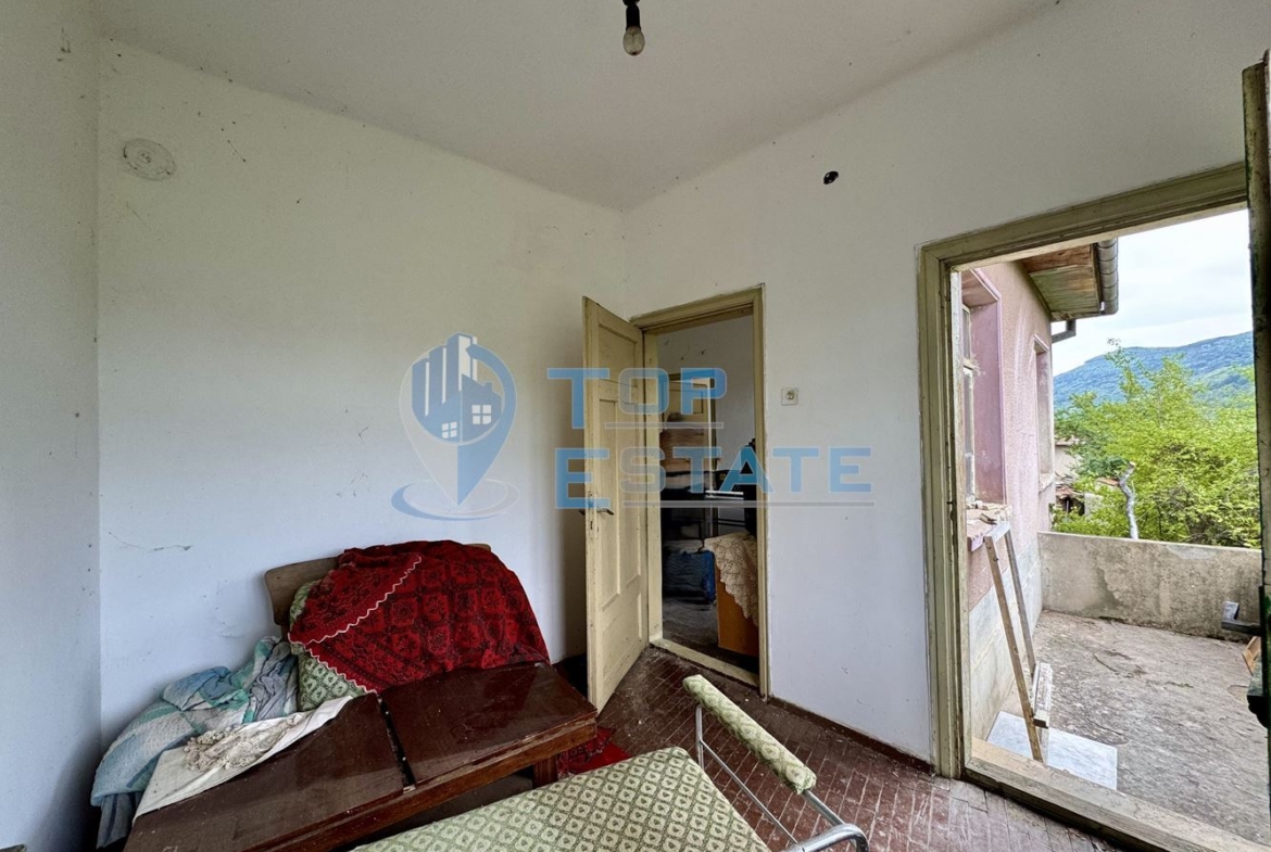 Голяма двуетажна тухлена къща в село Янтра, област Габрово. - 0