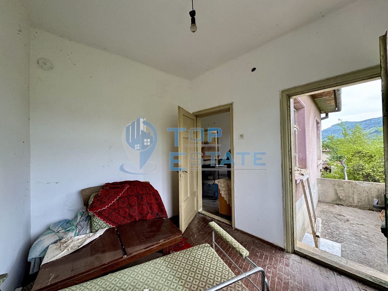 Голяма двуетажна тухлена къща в село Янтра, област Габрово. - 0