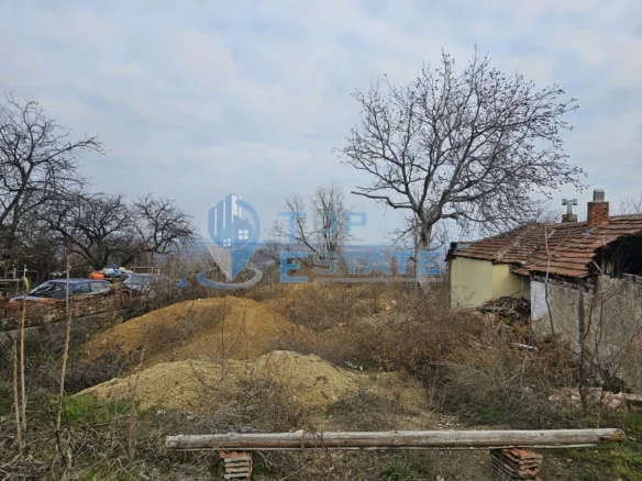 Парцел с панорамна гледка в регулация с ток и вода в град Горна Оряховица - 0
