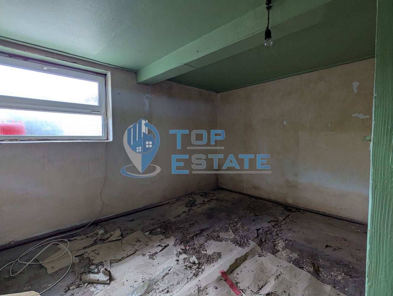 Тухлена къща с голям двор и кладенец в село Караисен, община Павликени, област Велико Търново - 0