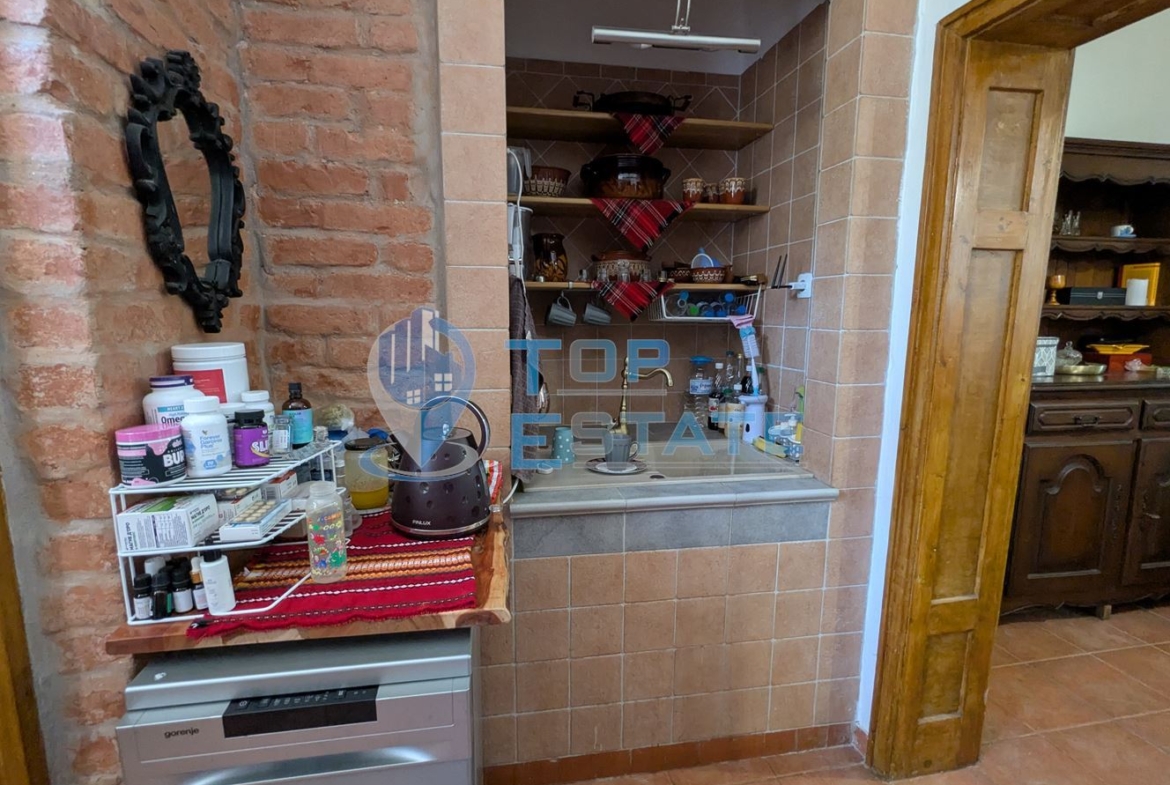 Масивна триетажна къща със сауна и басейн в близост до центъра на град Горна Оряховица, област Велико Търново - 0