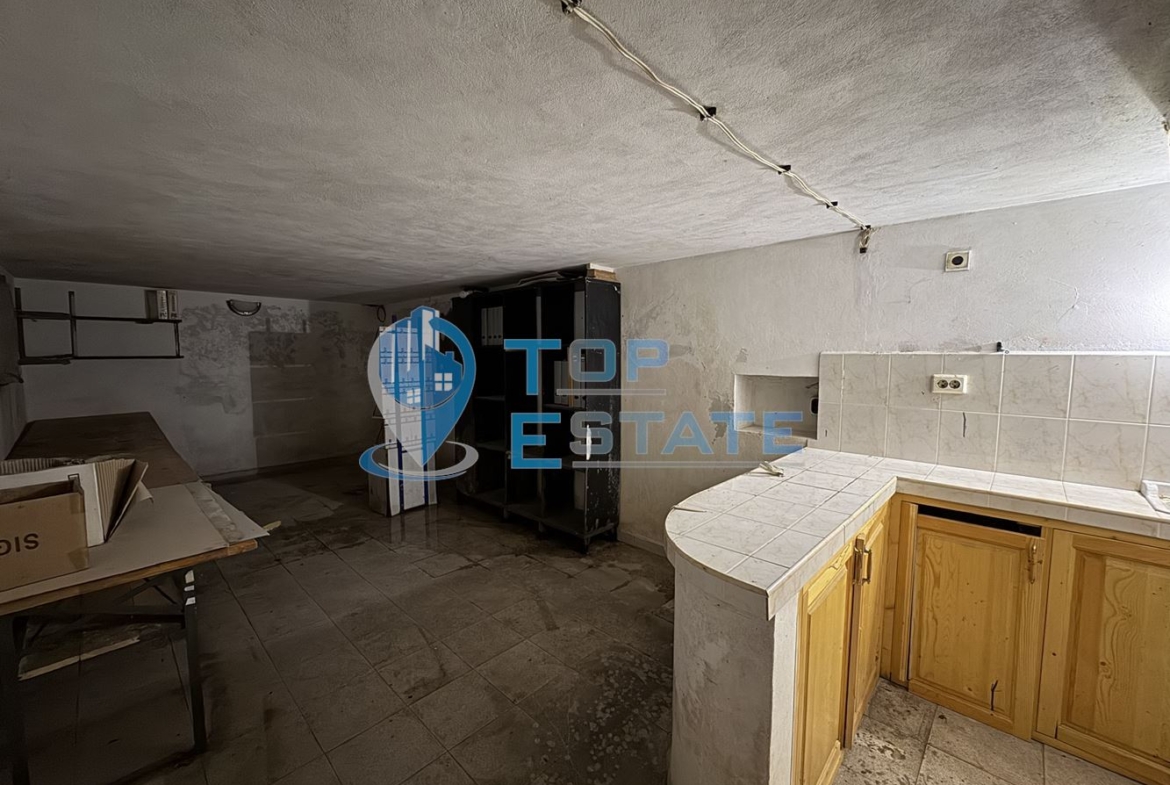 Двуетажна сграда подходяща за развитие на бизнес в центъра на град Павликени, област Велико Търново - 0