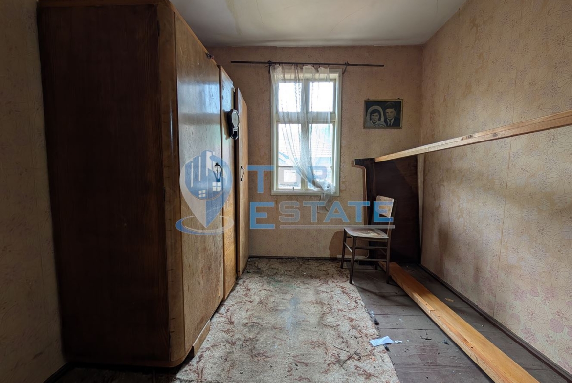 Двуетажна тухлена къща в близост до град Плачковци - 0