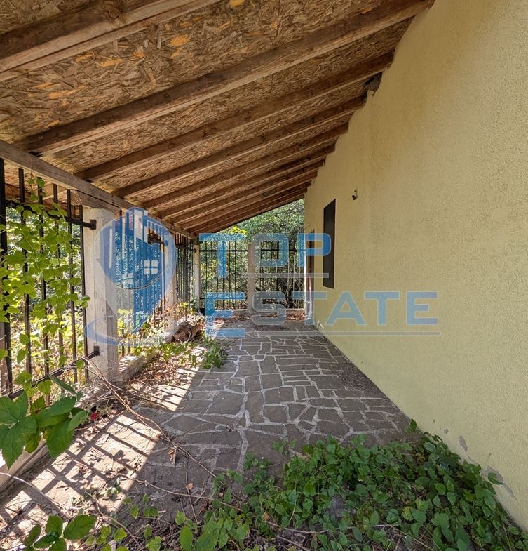 Едноетажна къща в централната част на Стара планина, в землището на село Станчов хан - 0