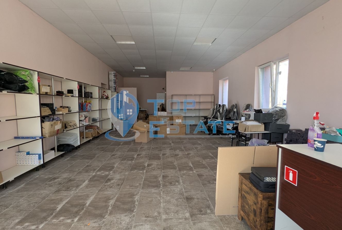 Търговско помещение на центъра на село Първомайци, област Велико Търново - 0