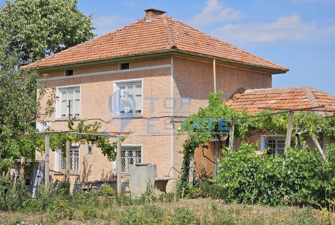 Двуетажна тухлена къща с гараж и голям двор в село Добромирка - 0