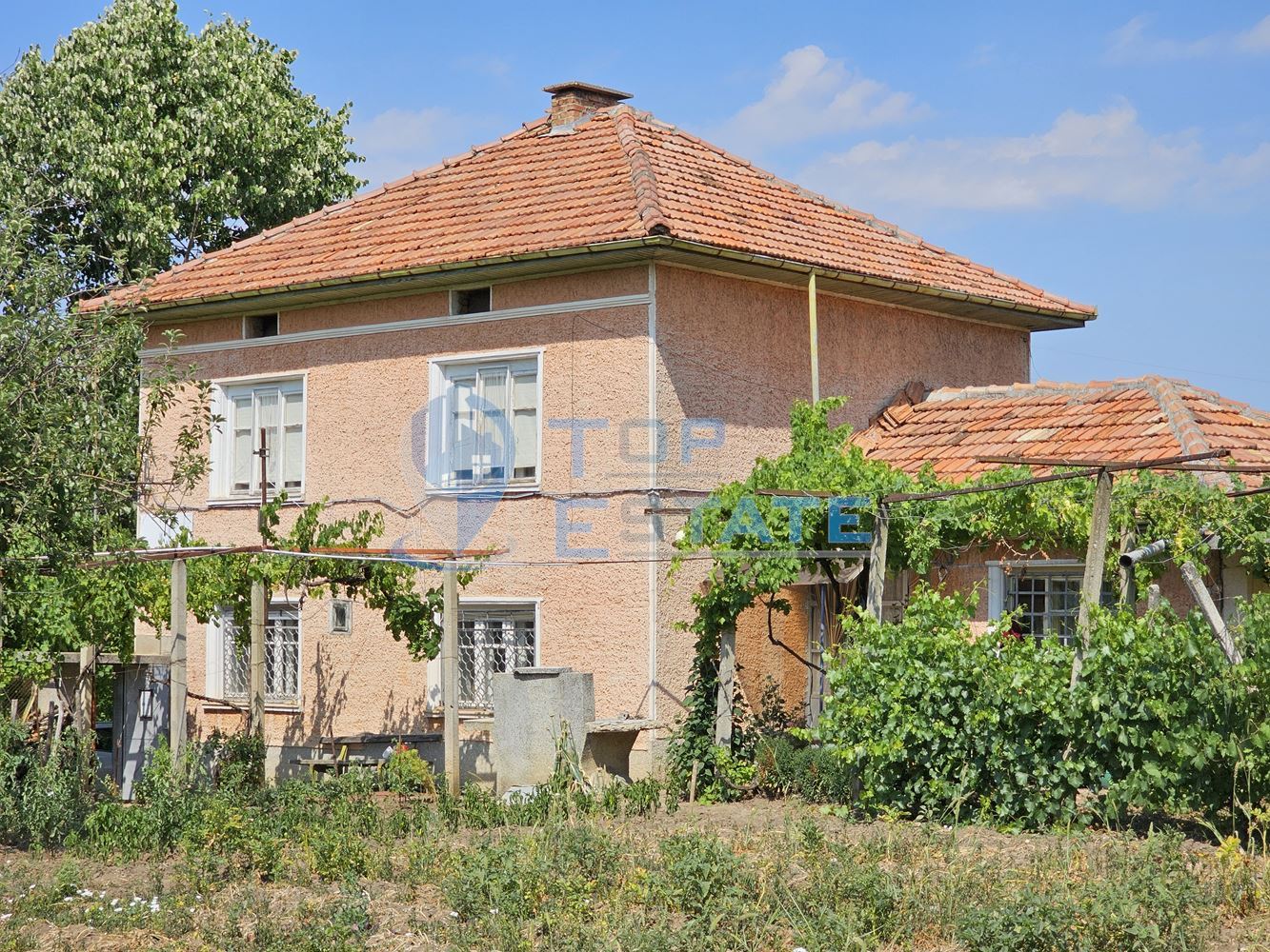 Двуетажна тухлена къща с гараж и голям двор в село Добромирка - 0