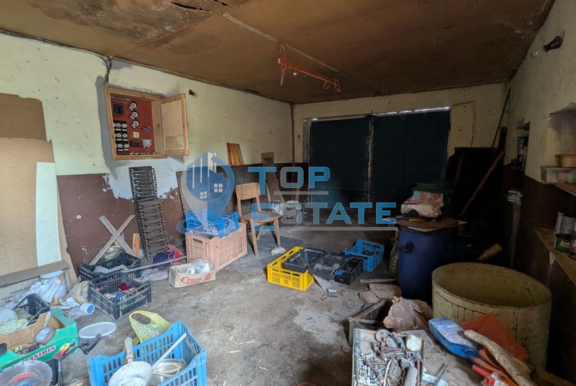 Тухлена къща с голям двор и кладенец в село Караисен, община Павликени, област Велико Търново - 0