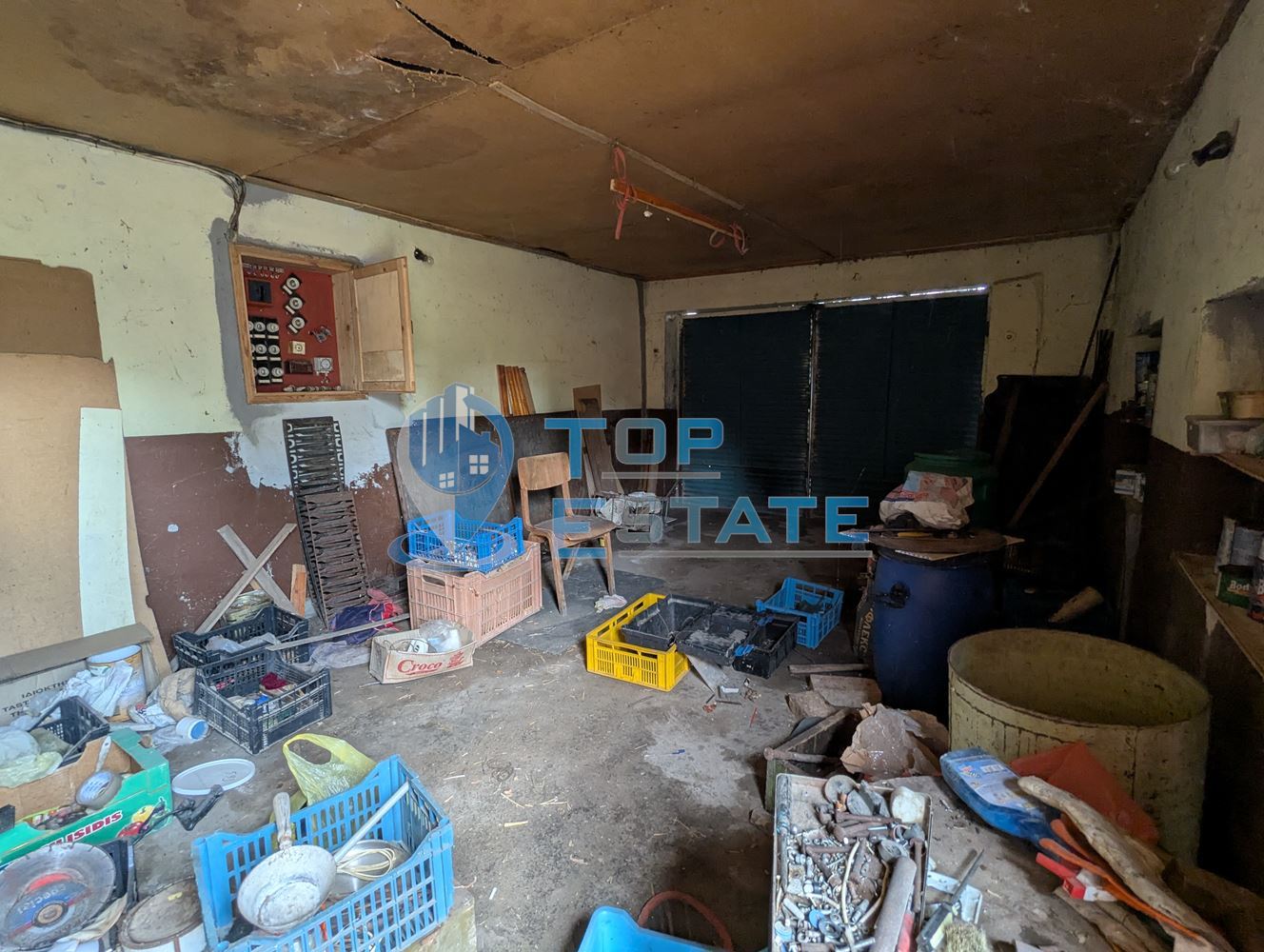 Тухлена къща с голям двор и кладенец в село Караисен, община Павликени, област Велико Търново - 0