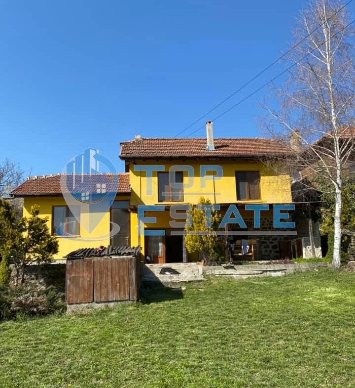 Функционираща къща за гости с басейн и панорамна гледка в село Кисьовци, област Велико Търново - 0