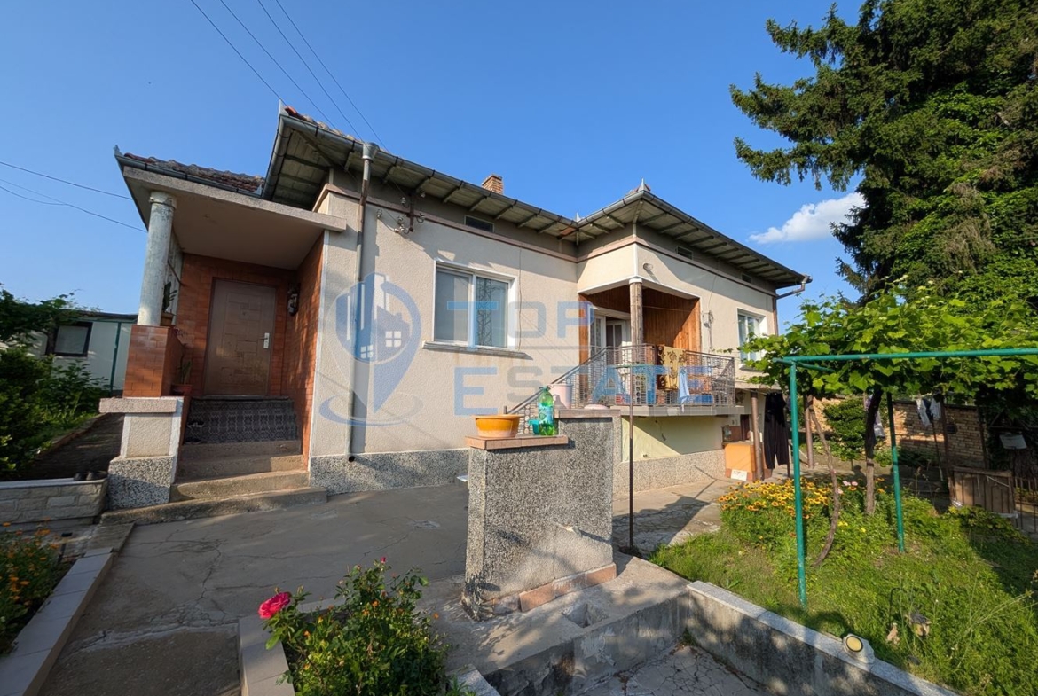 Едноетажна къща с множество стопански постройки и голям двор в село Хаджидимитрово - 0