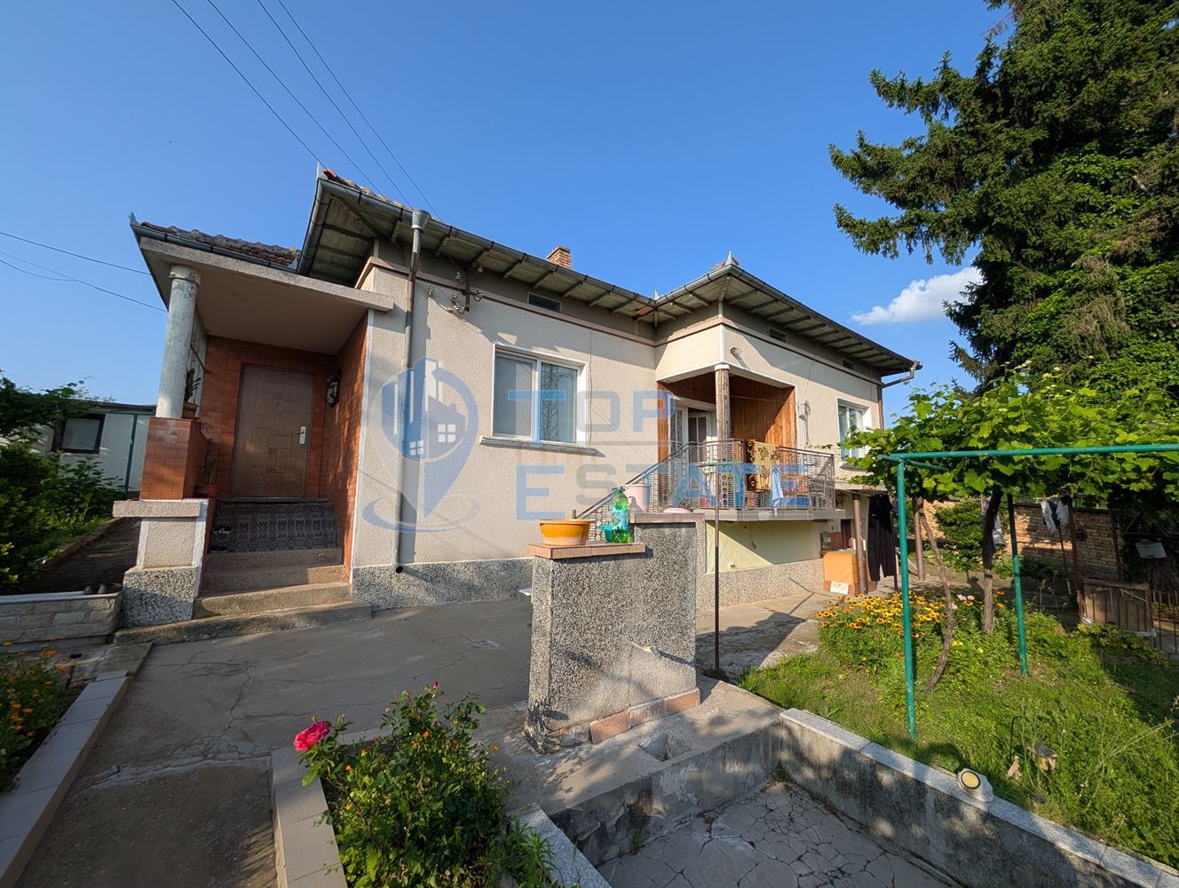 Едноетажна къща с множество стопански постройки и голям двор в село Хаджидимитрово - 0