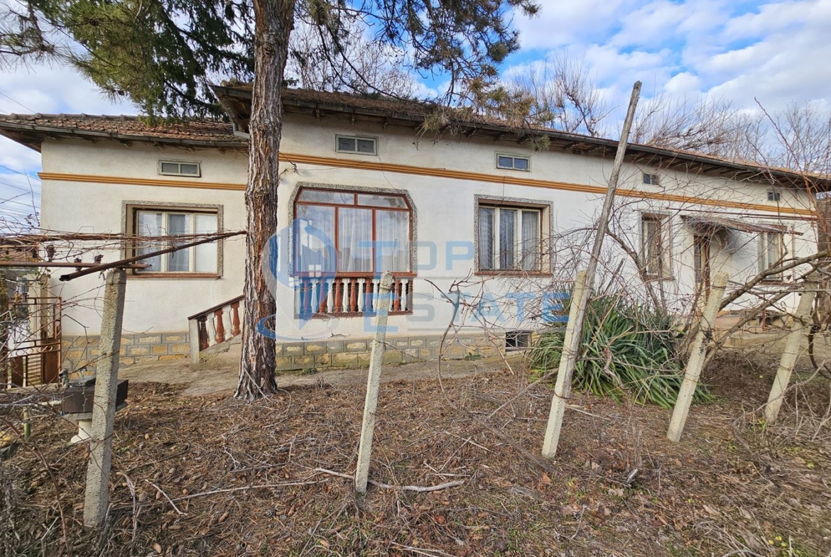 Тухлена къща с вътрешна тоалетна и голям двор в село Драгомирово, община Свищов - 0