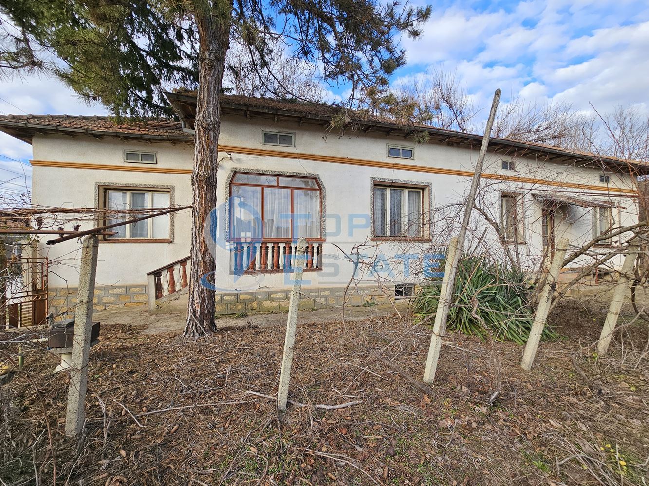 Тухлена къща с вътрешна тоалетна и голям двор в село Драгомирово, община Свищов - 0