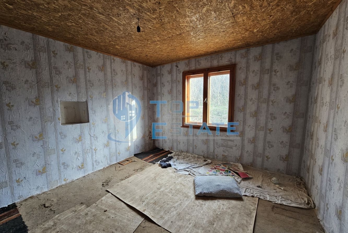 Двуетажна тухлена къща с голям двор в село Козловец, община Свищов - 0