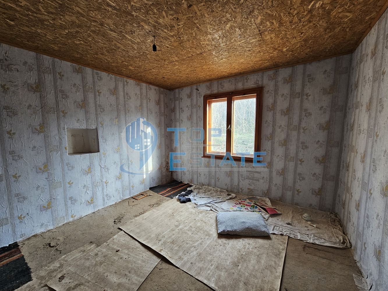 Двуетажна тухлена къща с голям двор в село Козловец, община Свищов - 0