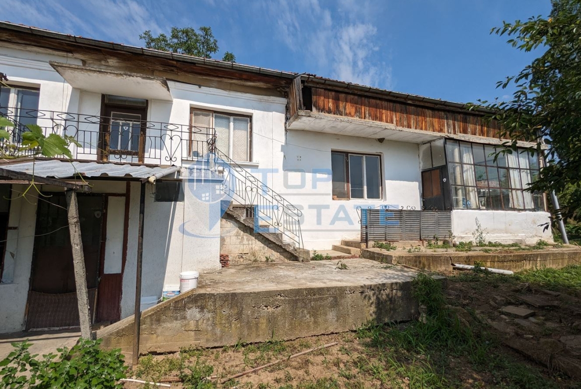 Двуетажна къща с кладенец и гараж в град Сухиндол - 0