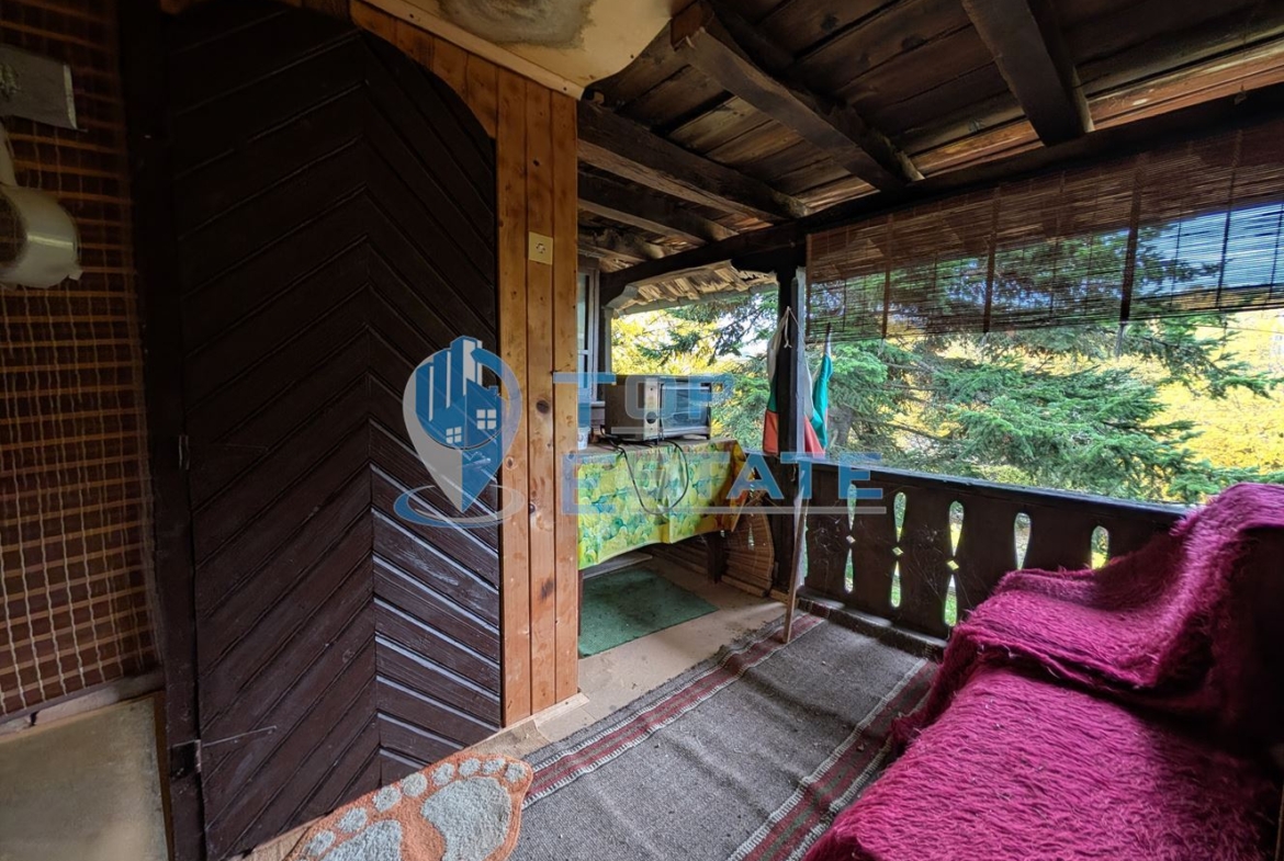 Двуетажна автентична къща с голям двор в село Лесичарка - 0