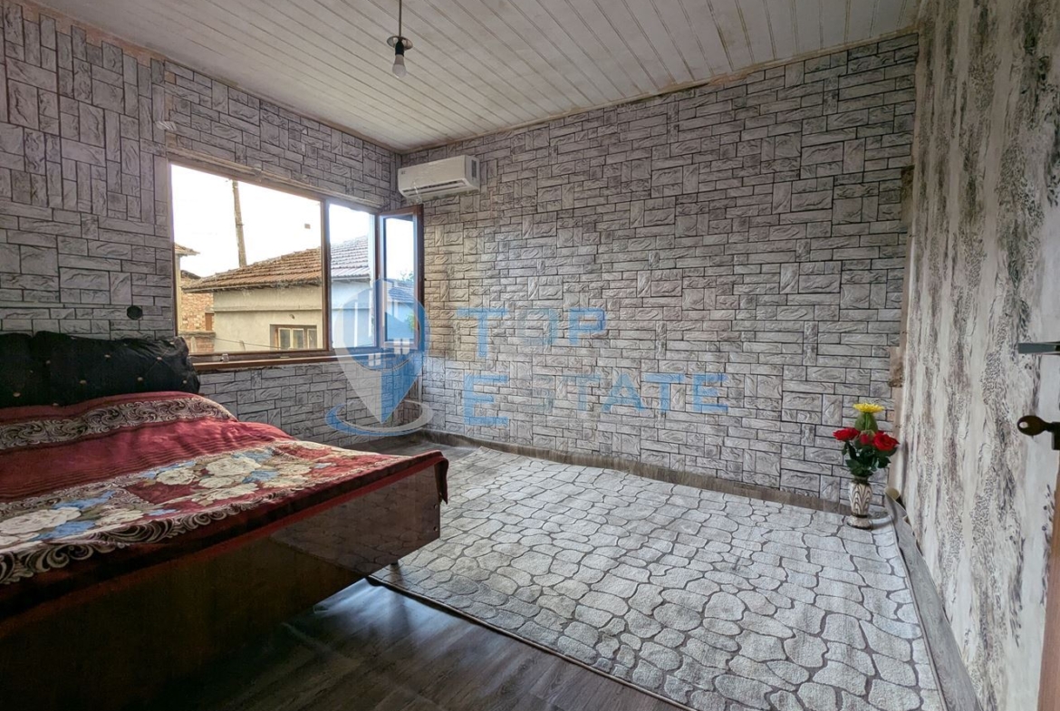 Тухлена къща с голям двор и кладенец в село Караисен, община Павликени, област Велико Търново - 0