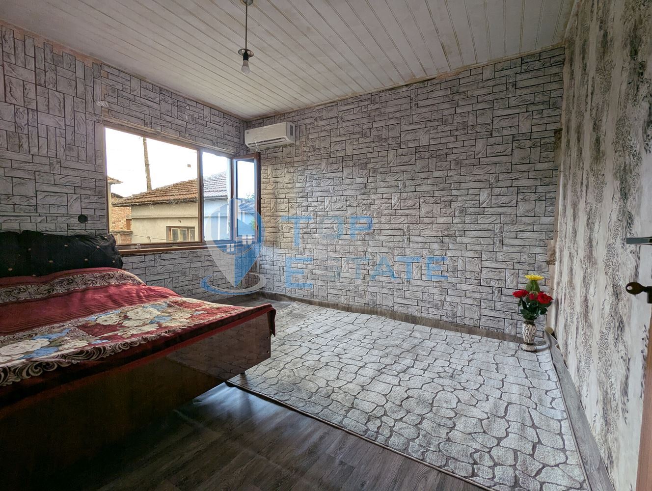 Тухлена къща с голям двор и кладенец в село Караисен, община Павликени, област Велико Търново - 0