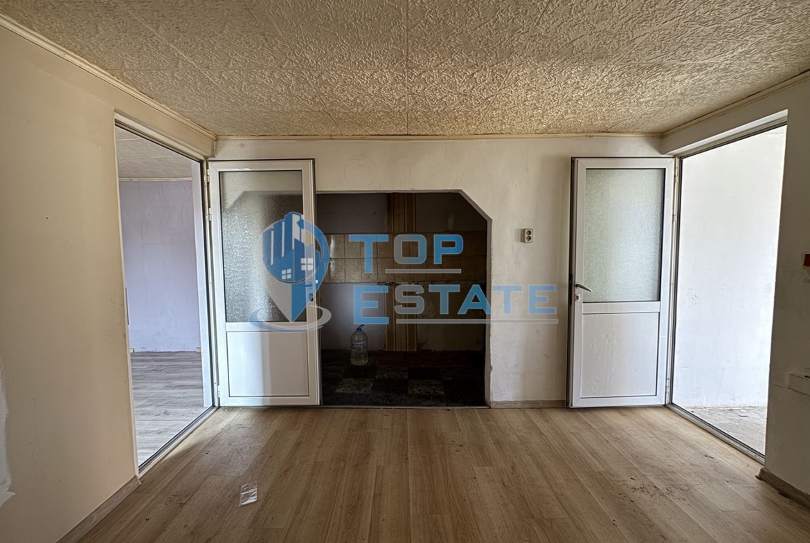 Тухлена къща с кладенец и стопански постройки в село Драганово, област Велико Търново - 0