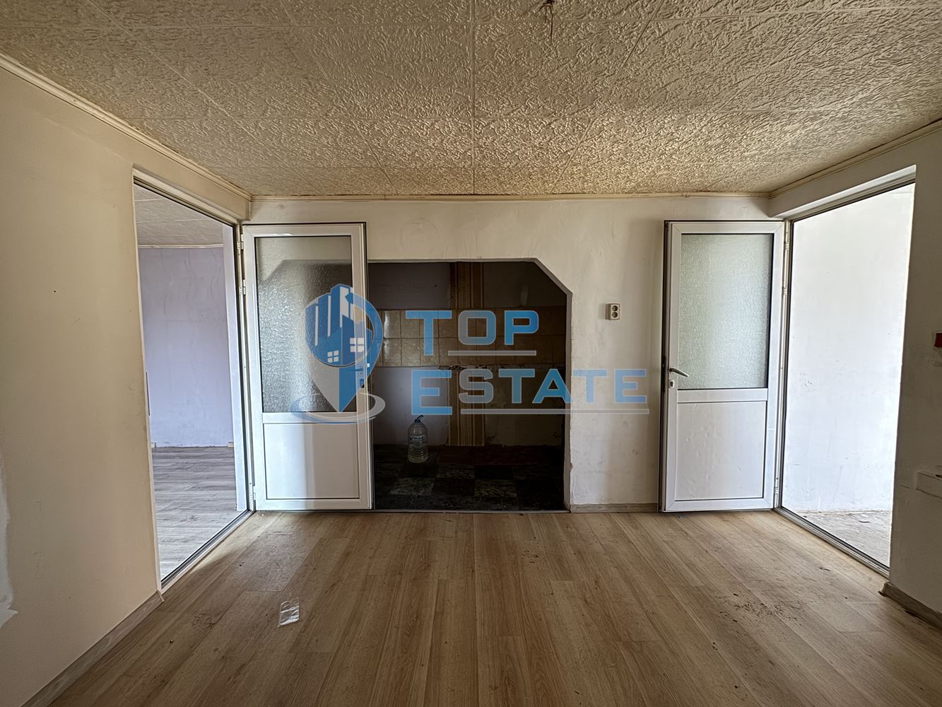 Тухлена къща с кладенец и стопански постройки в село Драганово, област Велико Търново - 0