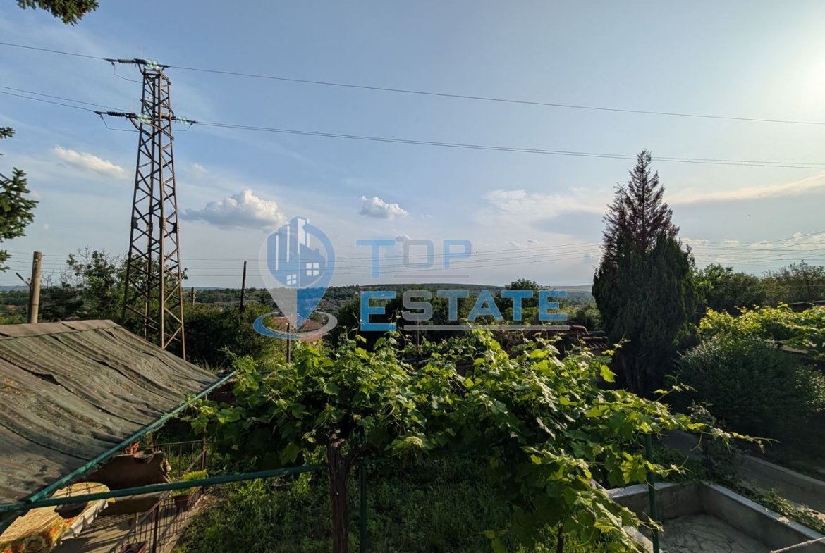 Едноетажна къща с множество стопански постройки и голям двор в село Хаджидимитрово - 0