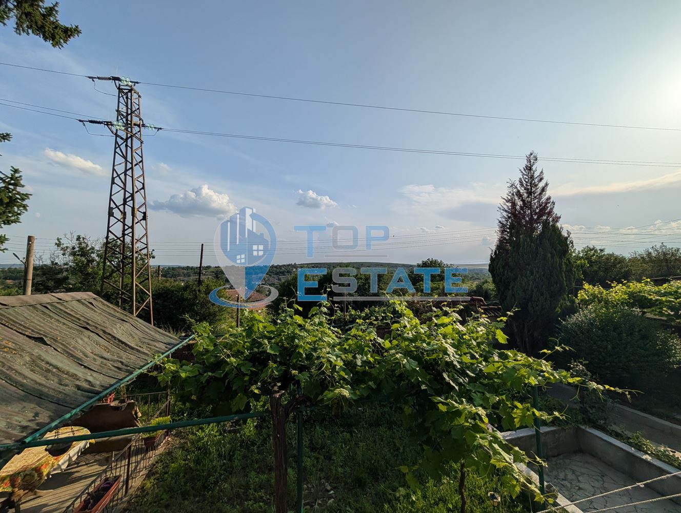 Едноетажна къща с множество стопански постройки и голям двор в село Хаджидимитрово - 0