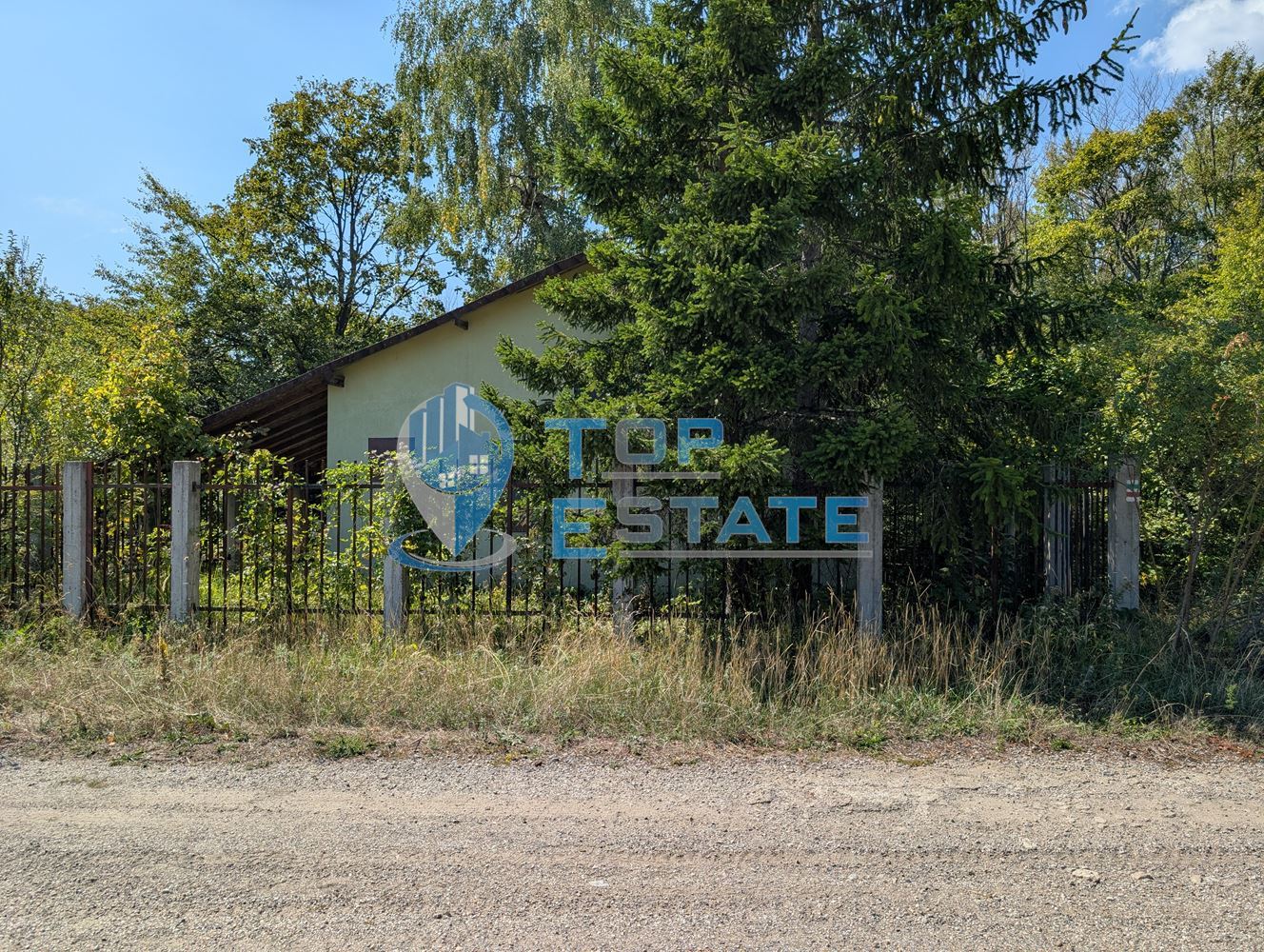Едноетажна къща в централната част на Стара планина, в землището на село Станчов хан - 0