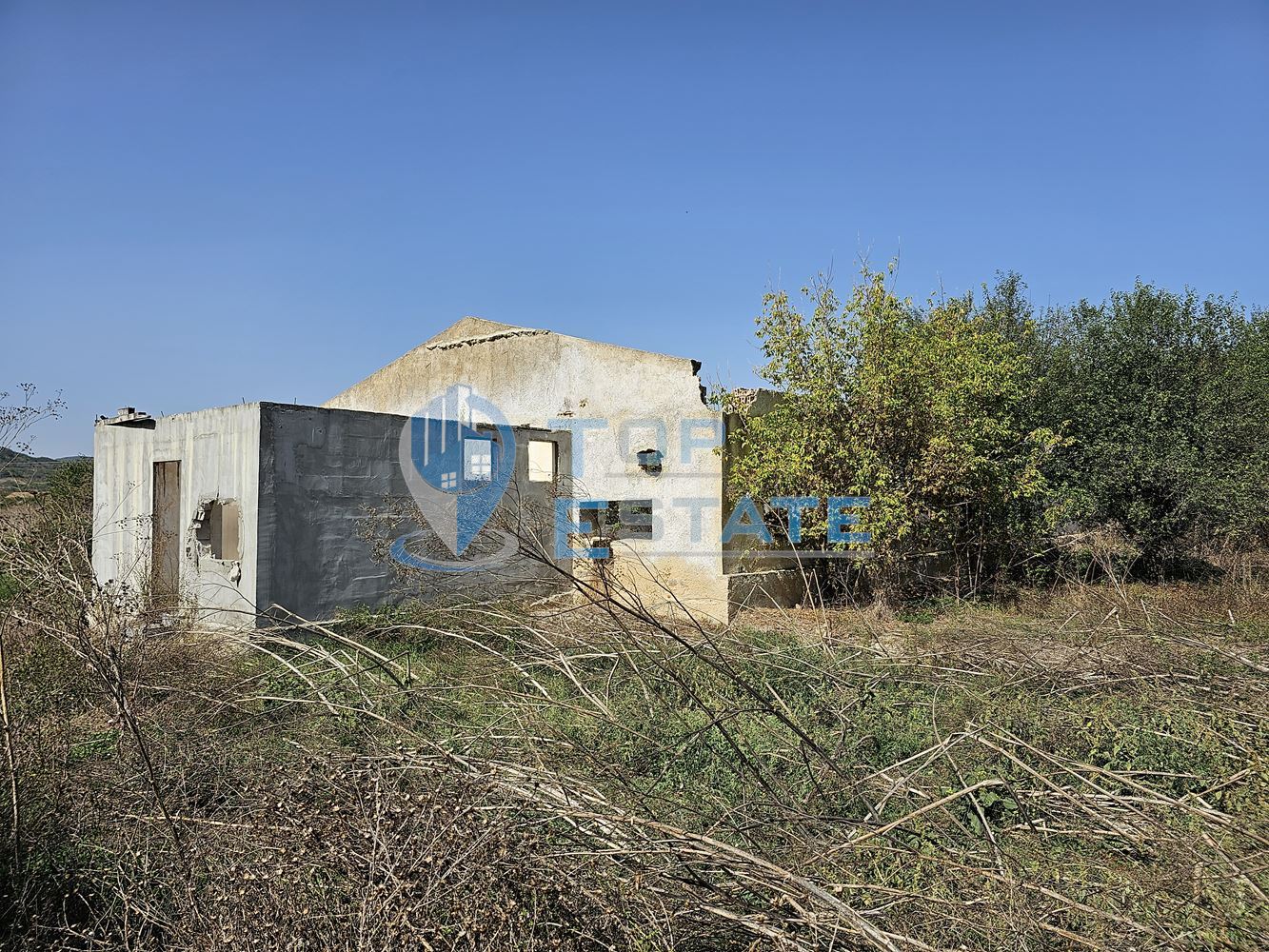 Промишлен имот с огромен парцел с трафопост в село Садина-0 Промишлен имот с огромен парцел с трафопост в село Садина - 0