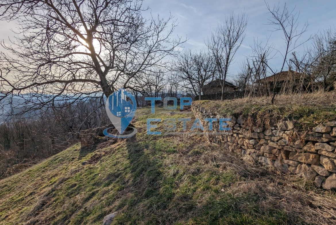 Реновирана двуетажна къща с прекрасна панорама и голям двор до град Трявна - 0