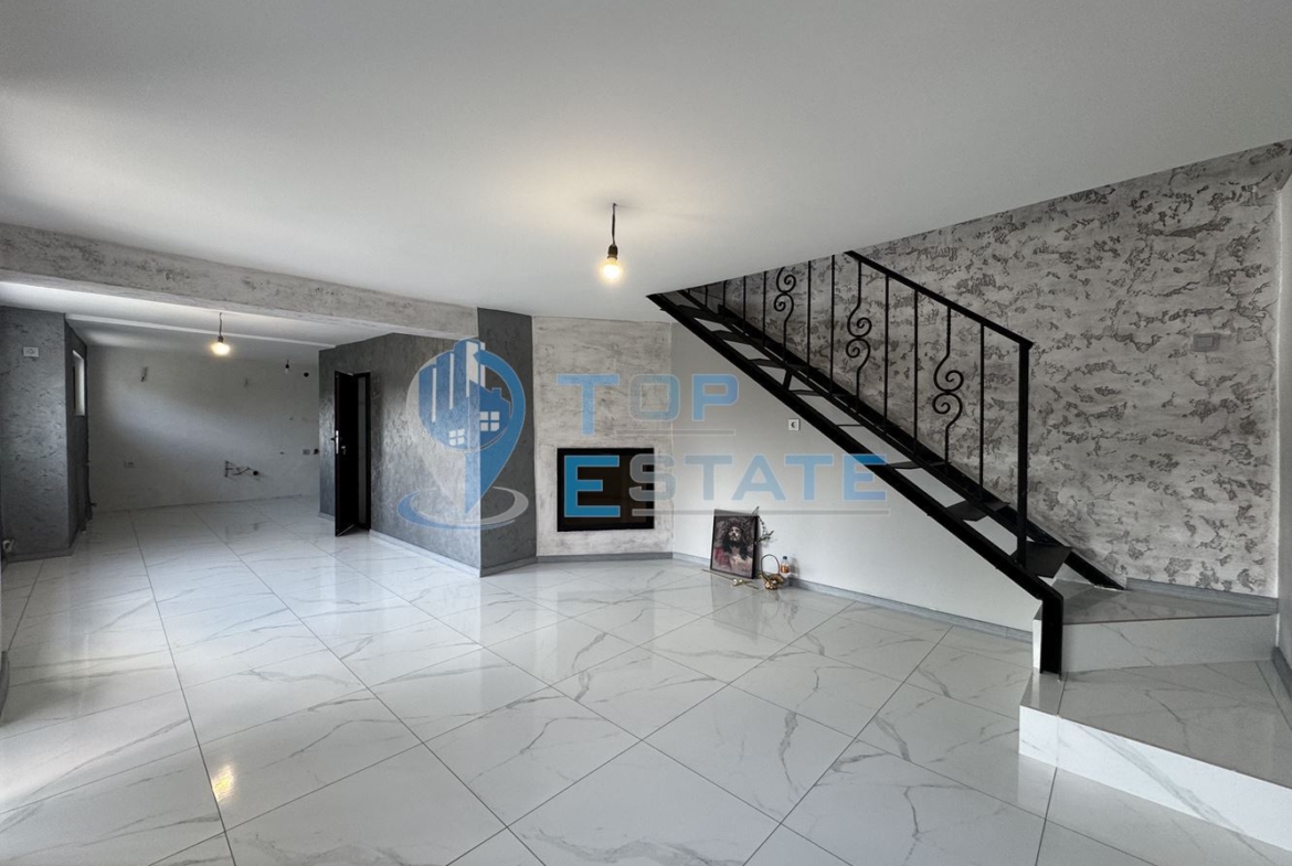 Масивна тухлена къща в с. Вишовград, област Велико Търново - 0