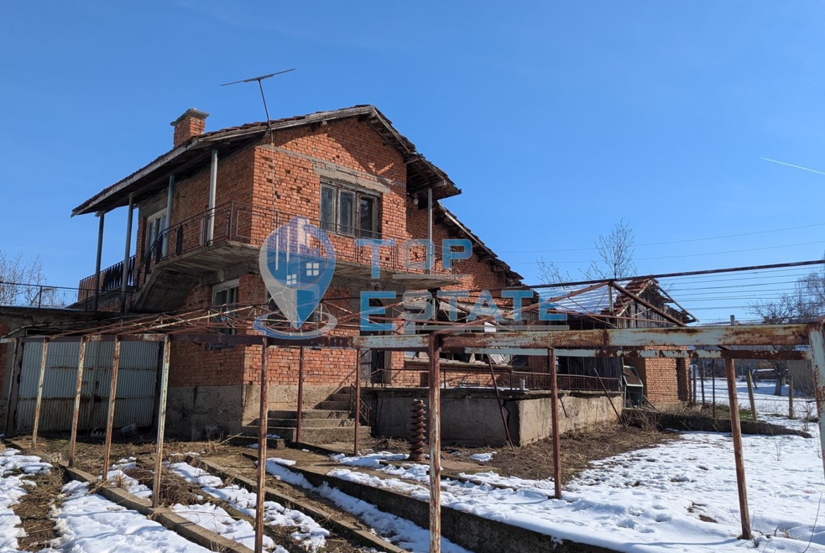 Двуетажна масивна къща с красива гледка в град Борово, област Русе - 0