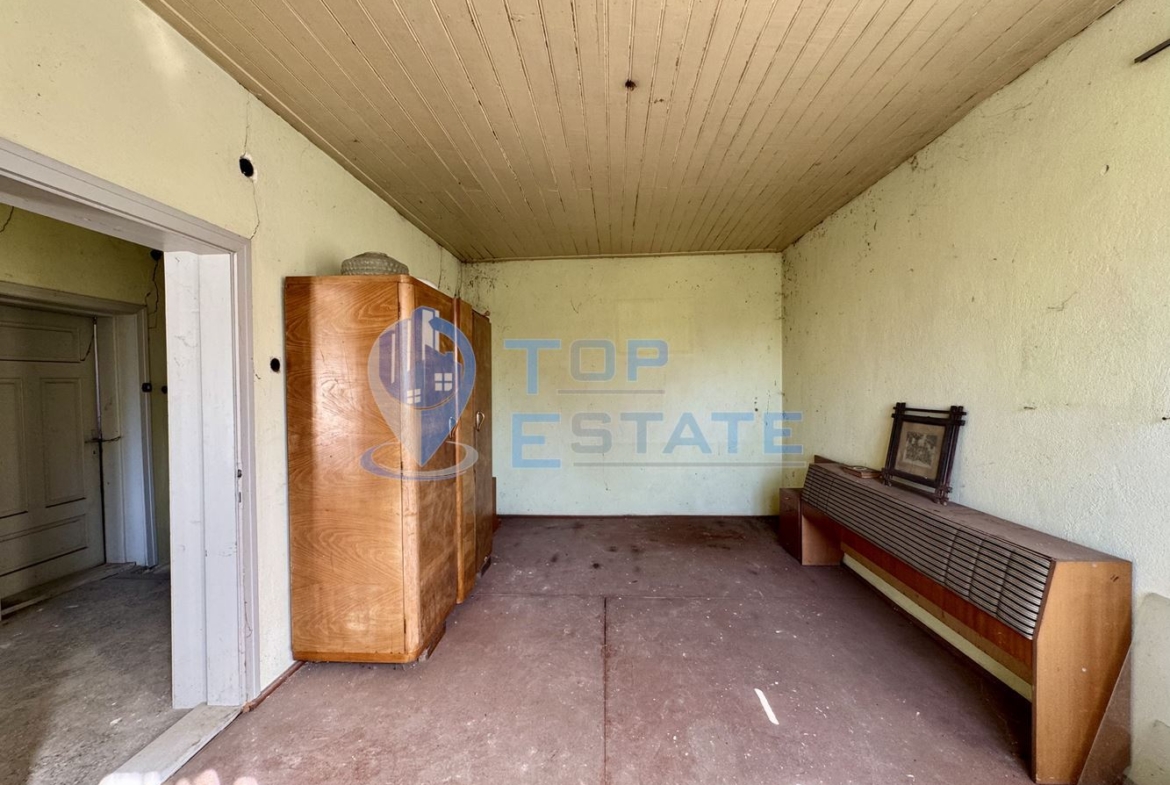 Двуетажна тухлена къща с кладенец и гараж в село Водолей, област Велико Търново - 0