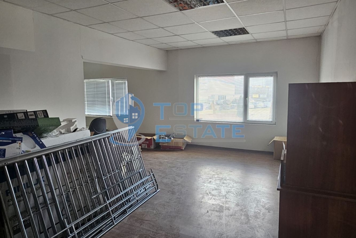 Просторен офис със самостоятелен достъп под наем в град Горна Оряховица - 0