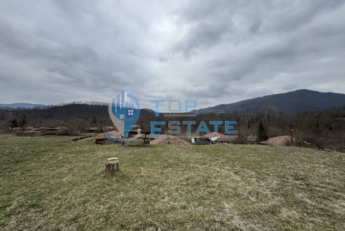 Двуетажна къща с панорамна гледка в гр. Елена, област Велико Търново - 0