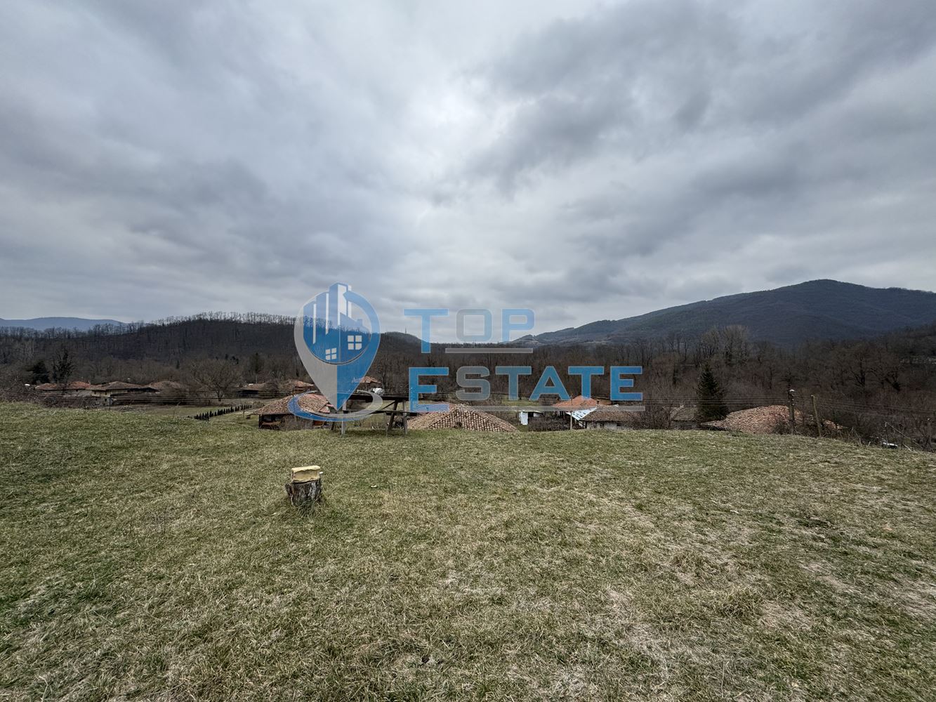 Двуетажна къща с панорамна гледка в гр. Елена, област Велико Търново - 0