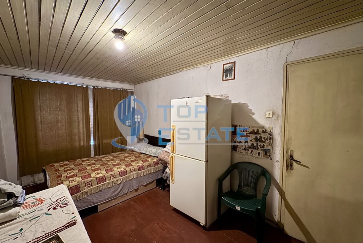 Двуетажна къща с кладенец и голям двор в село Ресен, област Велико Търново - 0