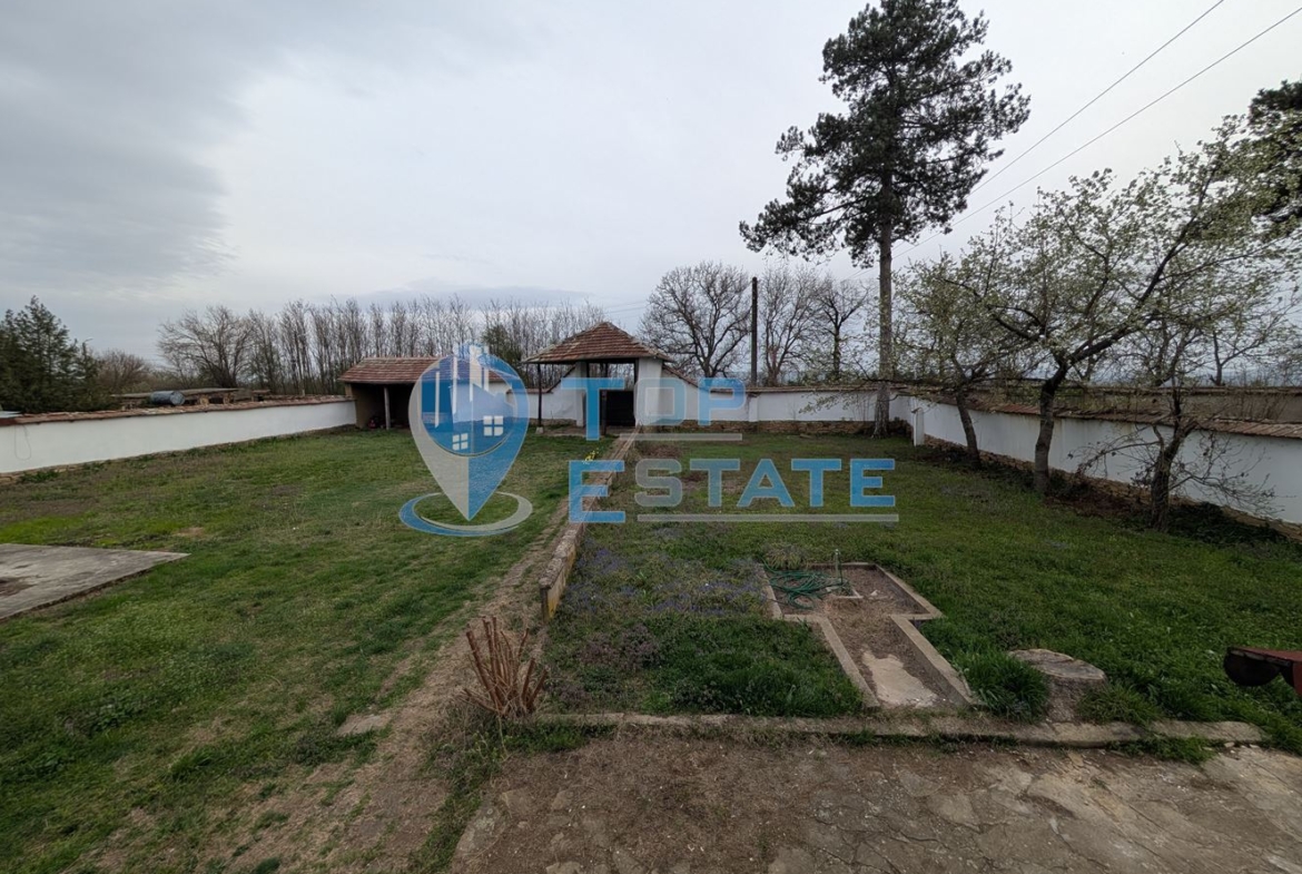 Двуетажна къща с голям двор и кладенец в село Ресен - 0