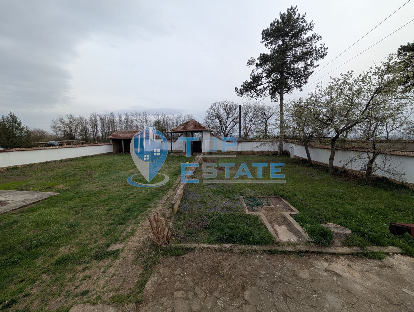 Двуетажна къща с голям двор и кладенец в село Ресен - 0