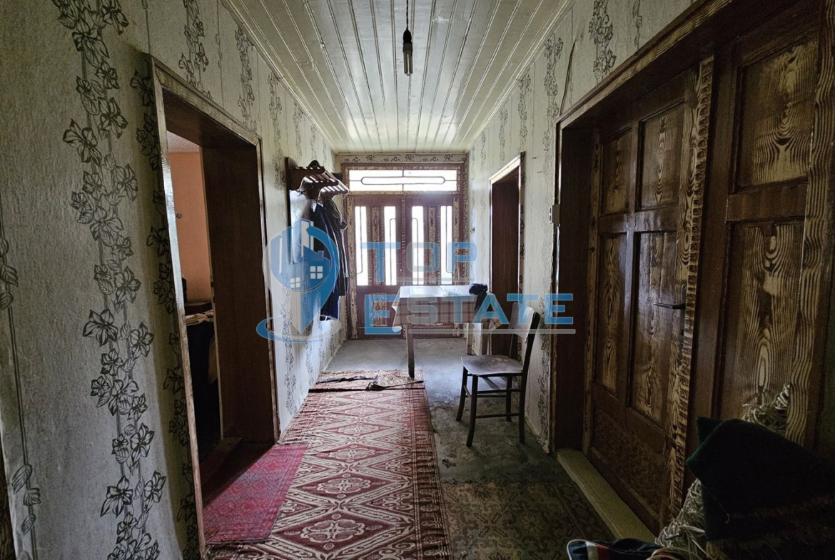 Масивна двуетажна къща с голям двор и гараж в село Караисен - 0