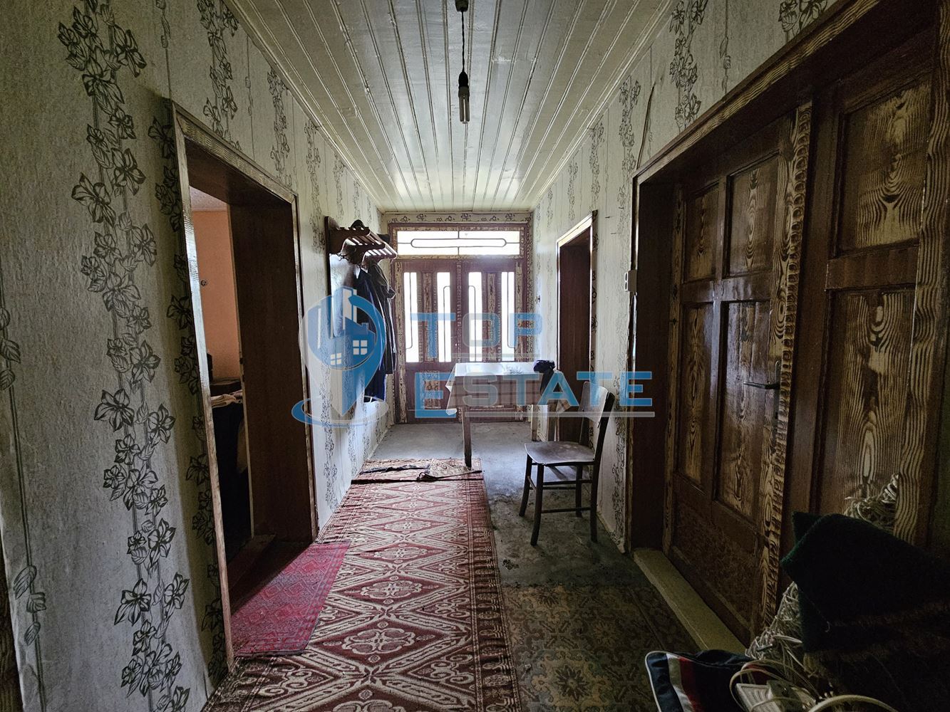 Масивна двуетажна къща с голям двор и гараж в село Караисен - 0